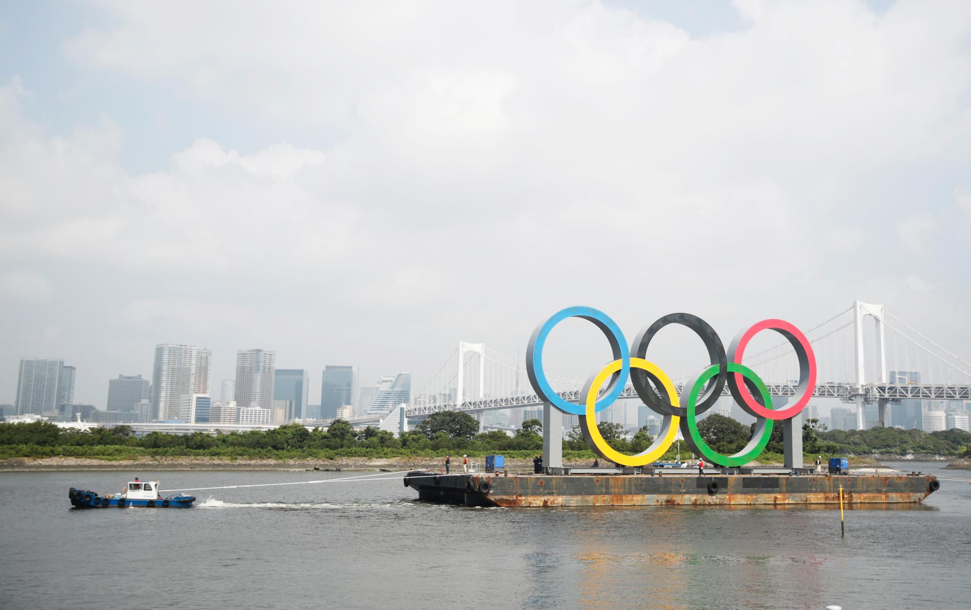 En bogserbåt fraktade bort de stora OS-ringarna för rengörning och översyn. I december ska monumentet vara tillbaka på sin plats på ön Odaiba i Tokyos hamnområde.