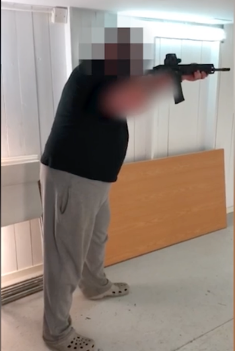 Skärmdump från polisens film på när den misstänkte mannen provskjuter sitt automatvapen.
