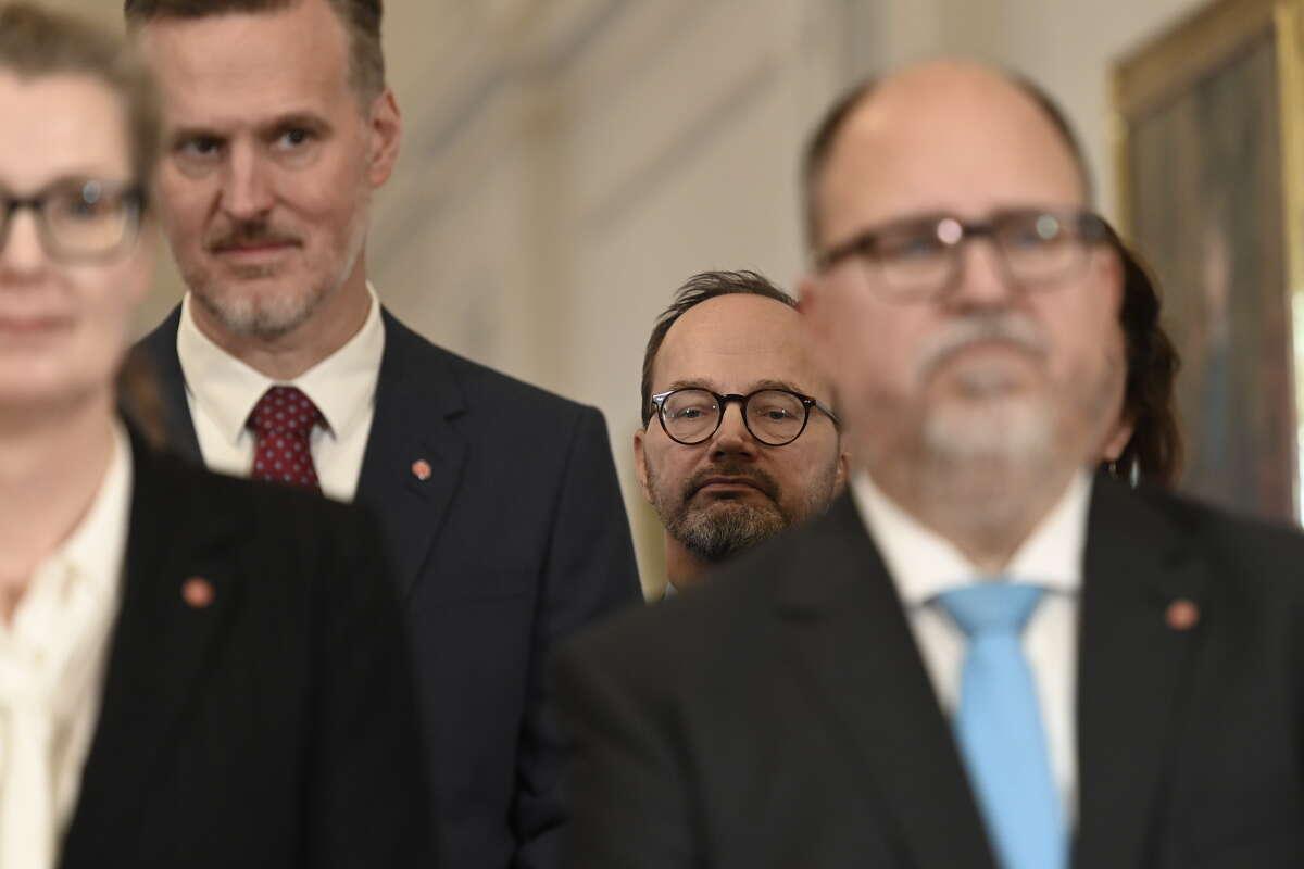Tomas Eneroth under Magdalena Anderssons pressträff med alla ministrar i nya regeringen.