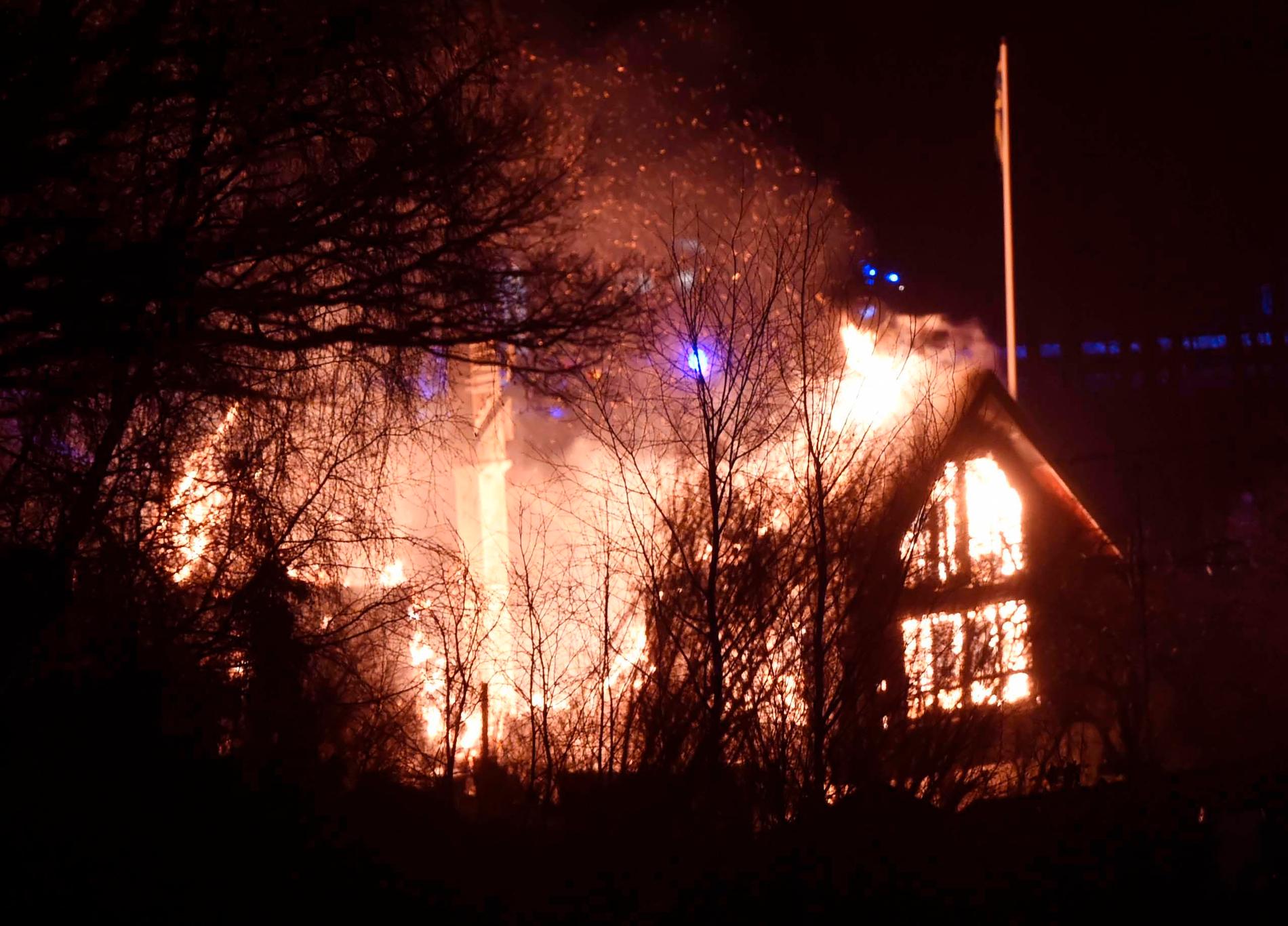 Även en villa utanför Kungsbacka har brunnit och var helt övertänd när brandkåren kom dit. 