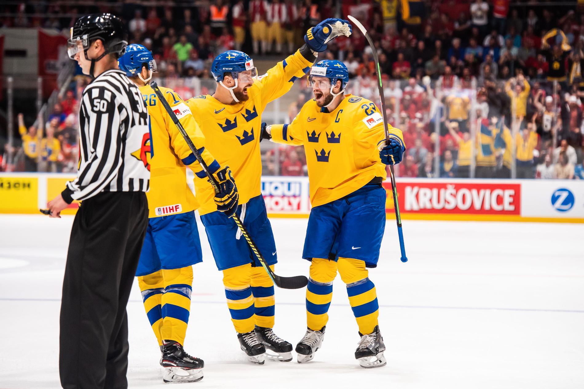 NHL-backarna Adam Larsson och Oliver Ekman Larsson har tackat ja till att spela VM med tRE Kronor. 