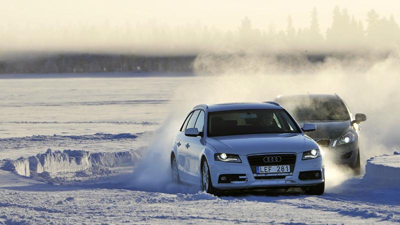 Audi och Volvo i vass kamp på isen. Foto: Lasse Allard