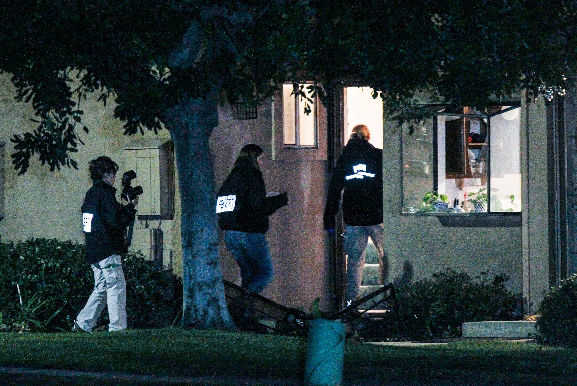 FBI-agenter undersöker ett hus som sätts i samband med de misstänkta för skjutningen.