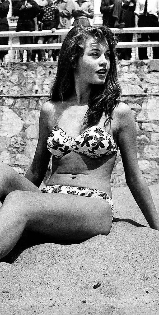 På 50-talet var bikinin vanlig 
i Frankrike man ansågs för vågad i USA. Brigitte Bardot var den som gjorde bikinin folklig i USA och flera andra länder.