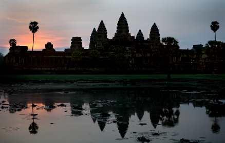 En klassisk silhuett - Angkor Wat i soluppgång.