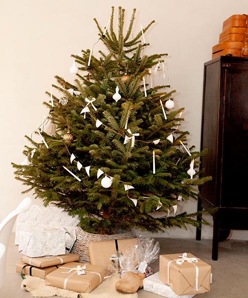 Vitt, grönt och naturmaterial är ledorden för familjen Langherdes jul. Korgen som gömmer julgransfoten är från Plantagen. Juldekorationer är en blandning mellan Ikea, Room 99 och olika julmarknader. 