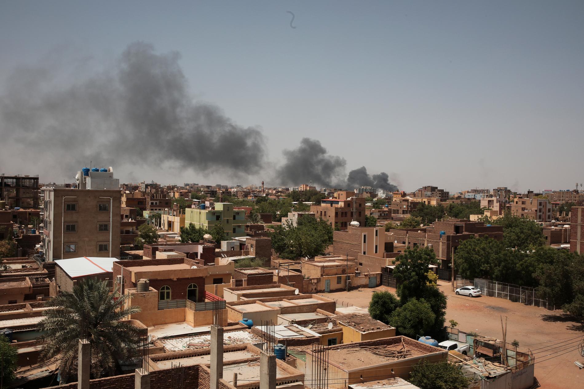 Rök som sprider sig över Sudans huvudstad Khartum.