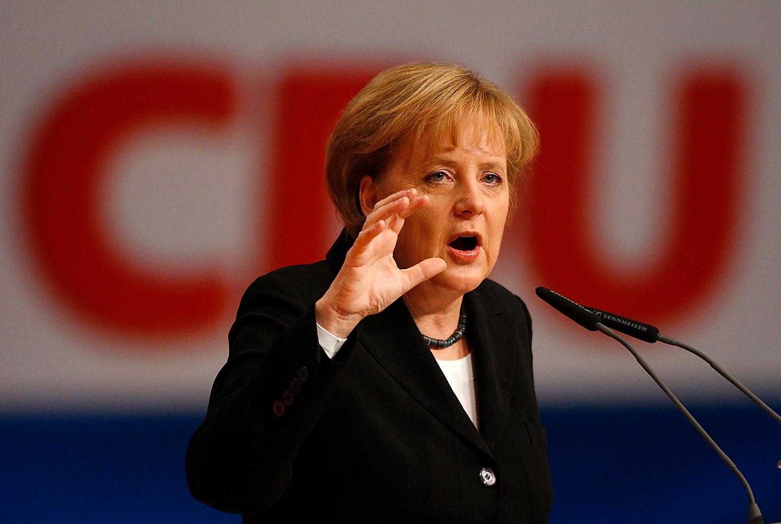 Fråga hemmafruarna  2008 höll Angela Merkel ett tal om att de amerikanska bankerna skulle ha bett hemmafruar från Schwaben om råd. Detsamma gäller nu Grekland.