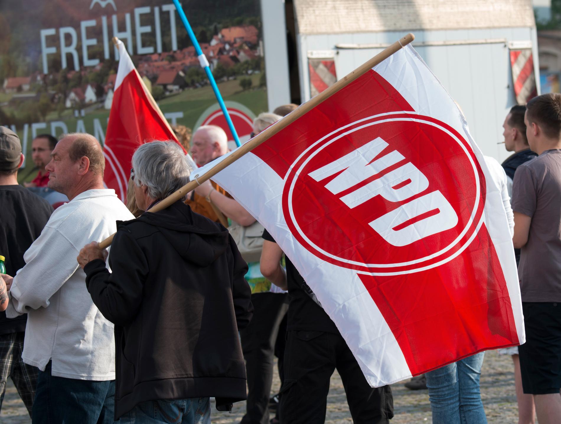 Anhängare till Tysklands Nationaldemokratiska parti, NPD, vid en demonstration i Dresden 2016.