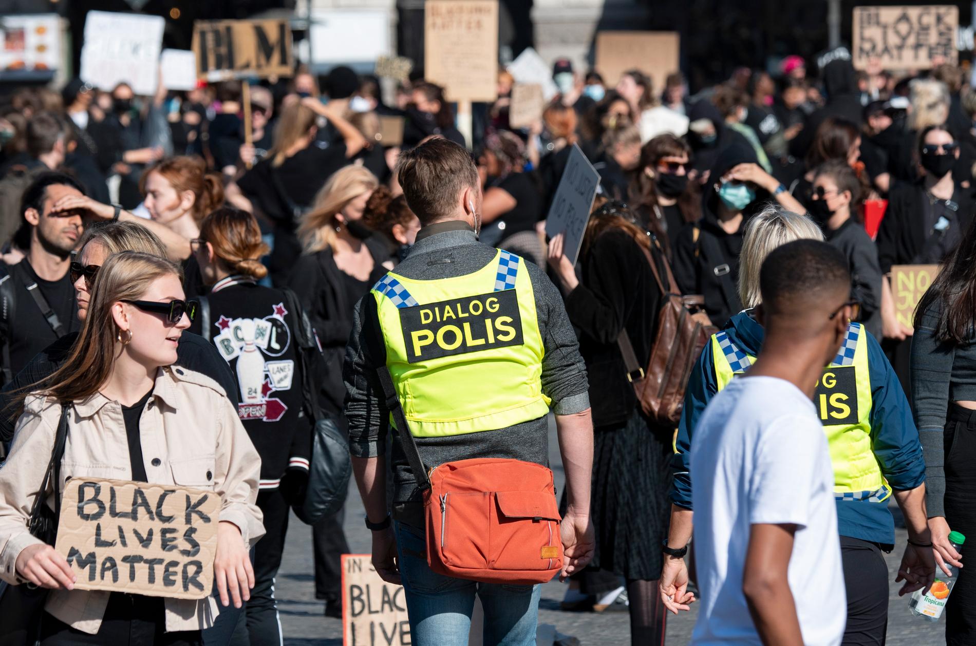 Dialogpolis vid en ”Black Lives Matter”-demonstration i Malmö. Bäst är om våld inte uppstår från första början.