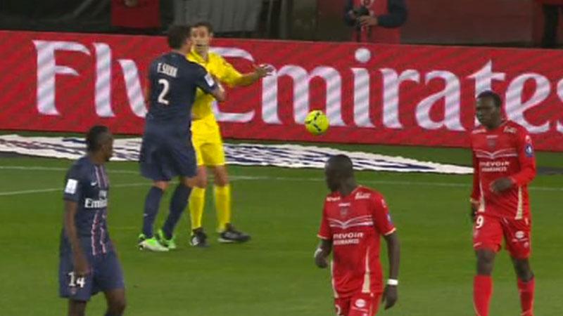 PSG:s Thiago Silva lägger handen mot domarens kropp - och får rött kort direkt.