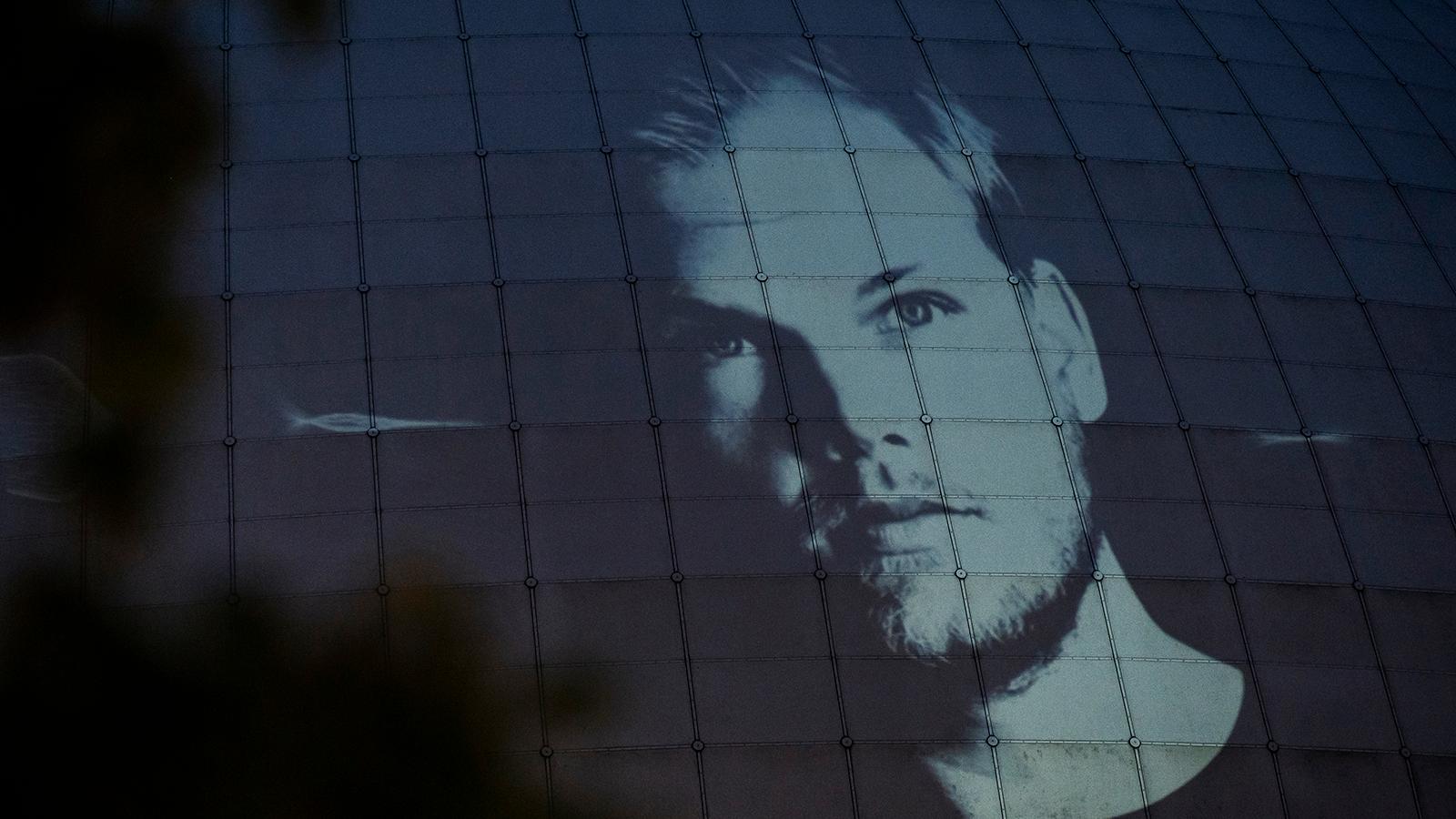 Avicii porträtterad på arenans fasad.
