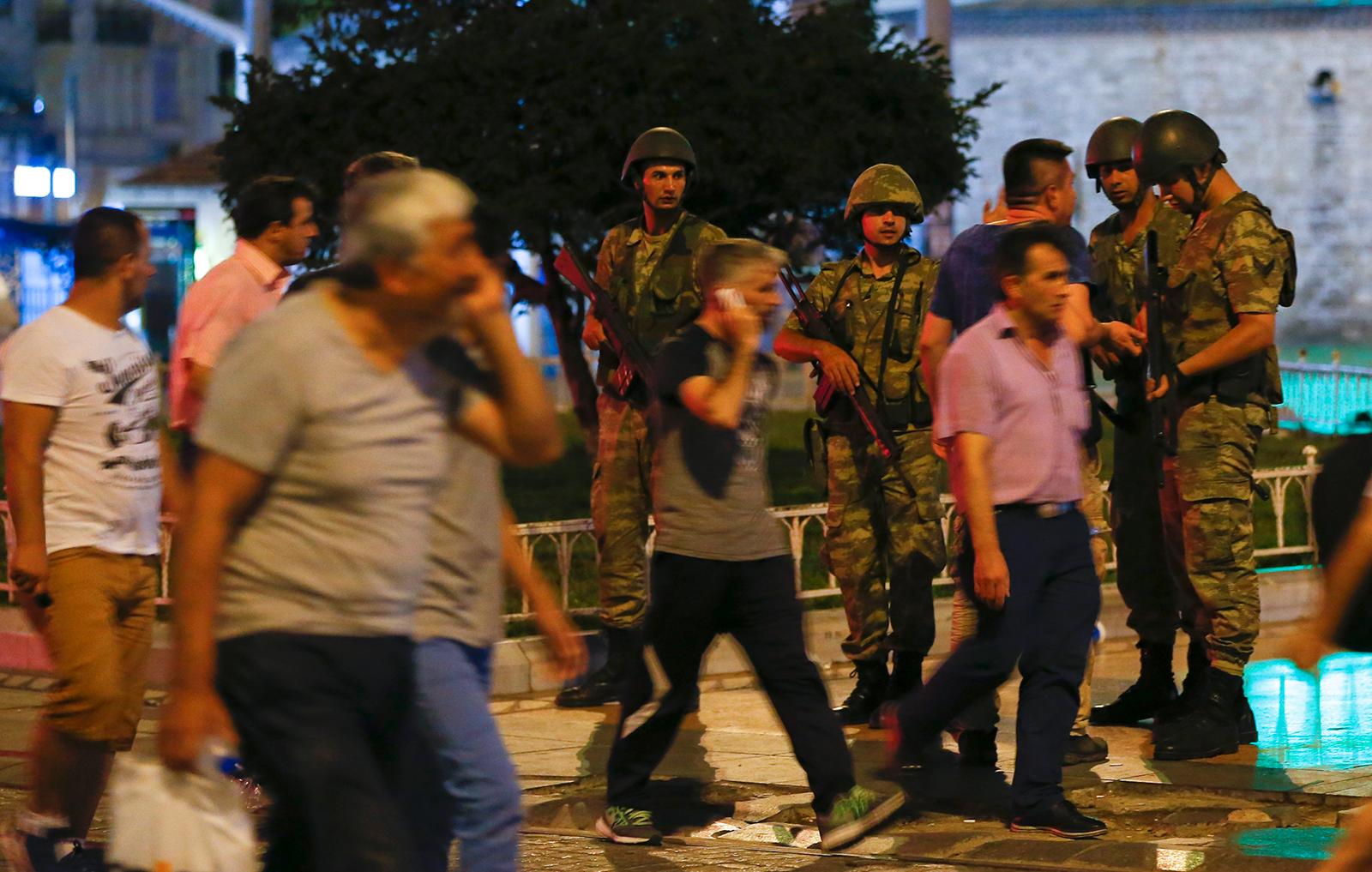 Turkisk militär står vakt vid Taksimtorget i Istanbul.