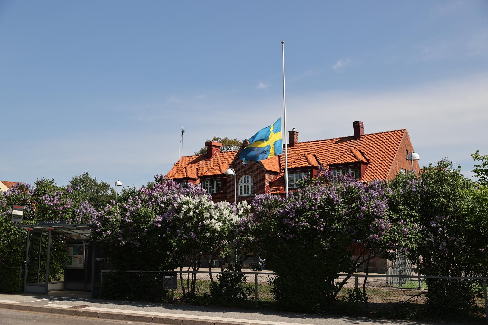 Flaggan på halvstång utanför skolan i Svedala. 