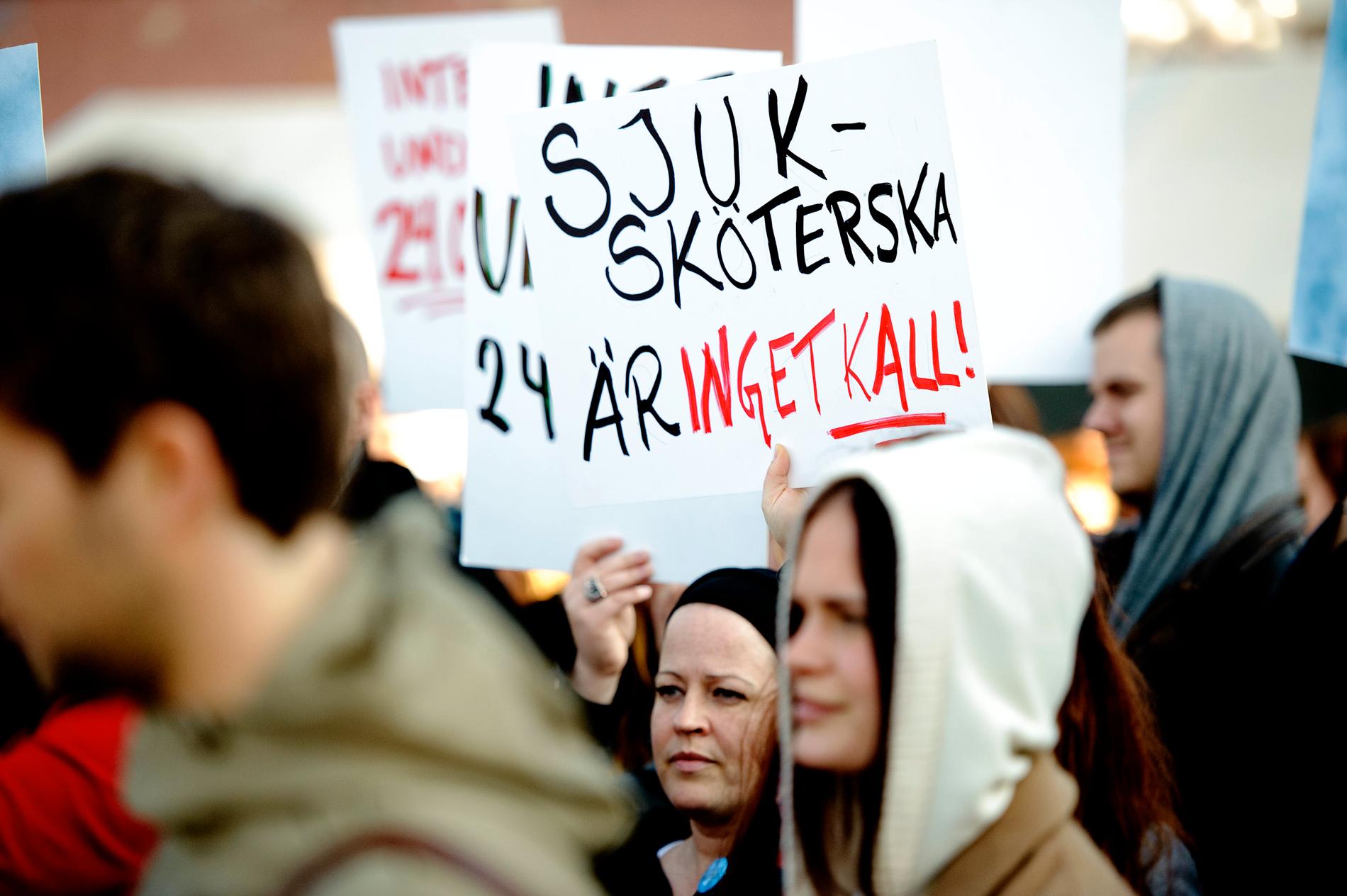 Sjuksköterskestudenterna kräver 24 000 kronor i ingångslön. Här demonsterar de vid Slussen i Stockholm.