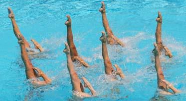 Konstsim beskrivs som en blandning mellan simning, gymnastik och balett.