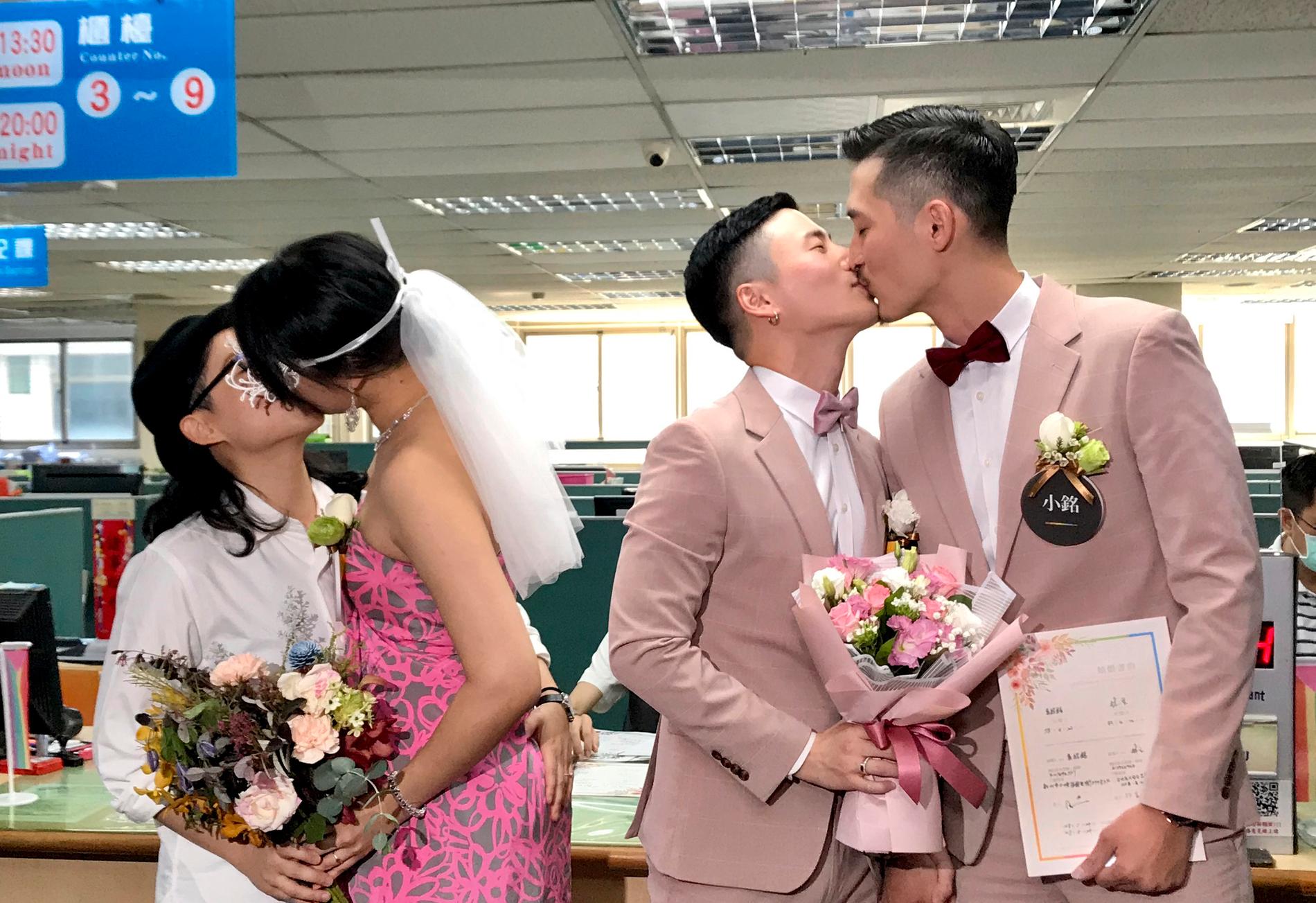 Två par firar sin vigsel på ett myndighetskontor i Taipei, Taiwan på fredagen.