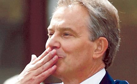 Med ett känslomässigt tal meddelade Tony Blair att han avgår den 27 juni.