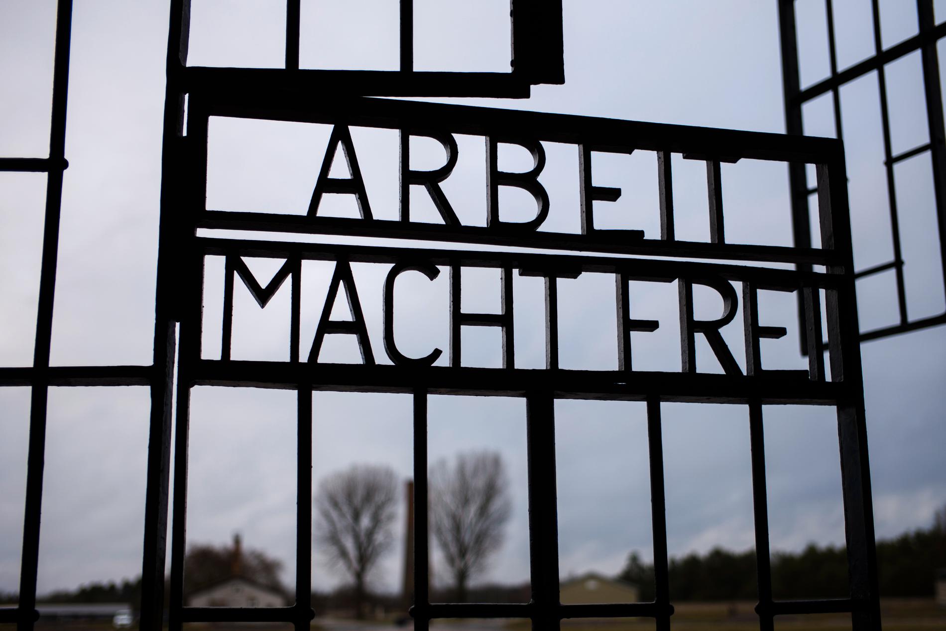 "Arbete gör dig fri", står det på grinden till koncentrationslägret i Sachsenhausen. Arkivbild.