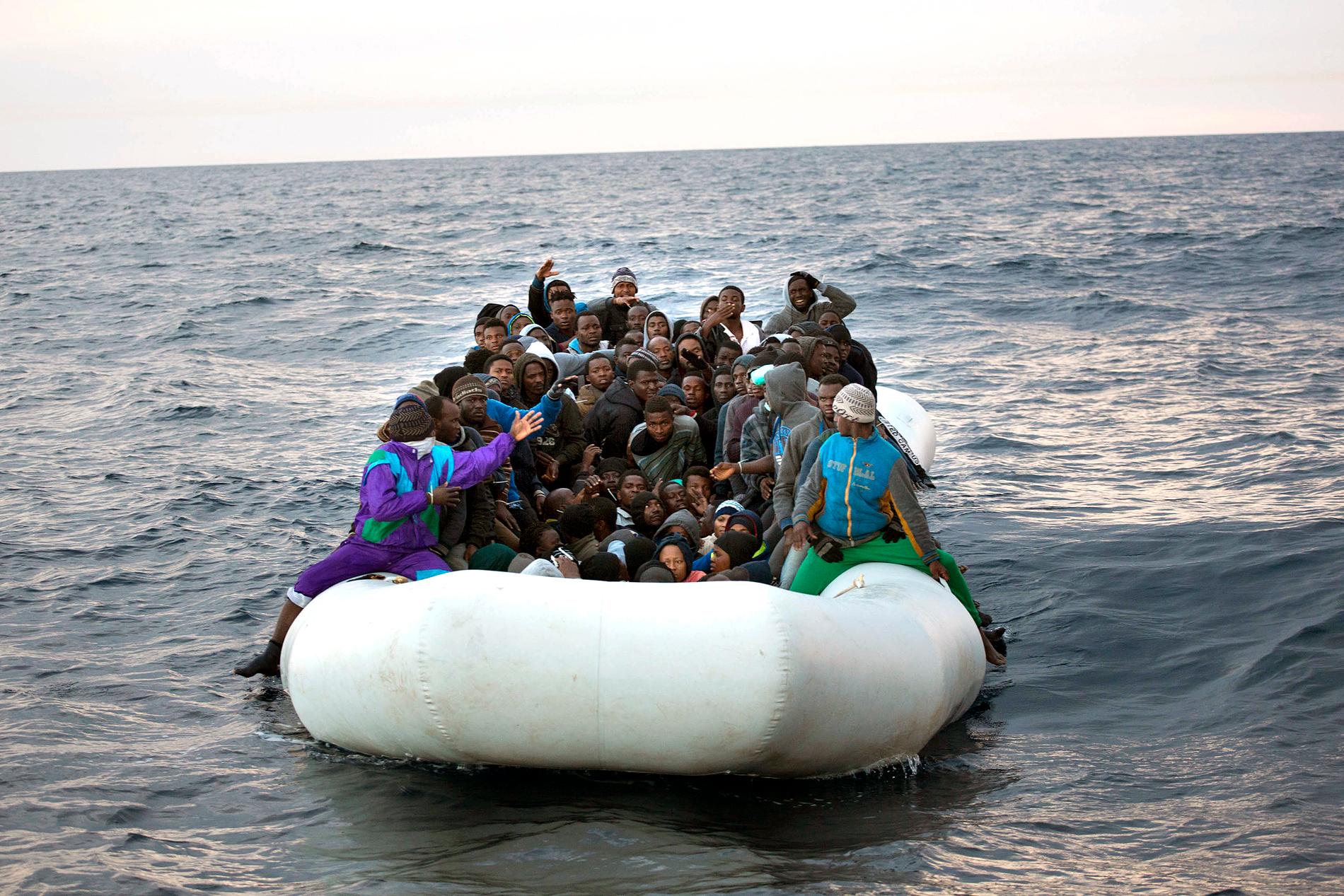 Flyktingar från Afrika räddas utanför Libyens kust på fredagen.