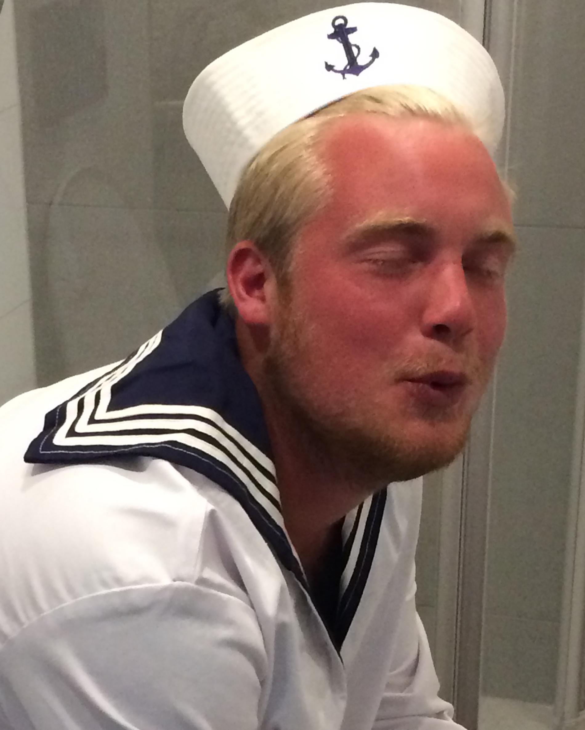 Rasmus i sin sjömanskostym som han stolt bär så ofta tillfälle bjuds.