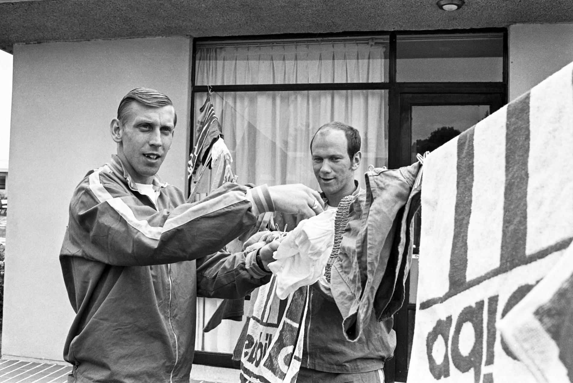 Bosse Larsson och Tommy Svensson, senare förbundskapten, hänger tvätt under VM i Mexiko 1970. Arkivbild.