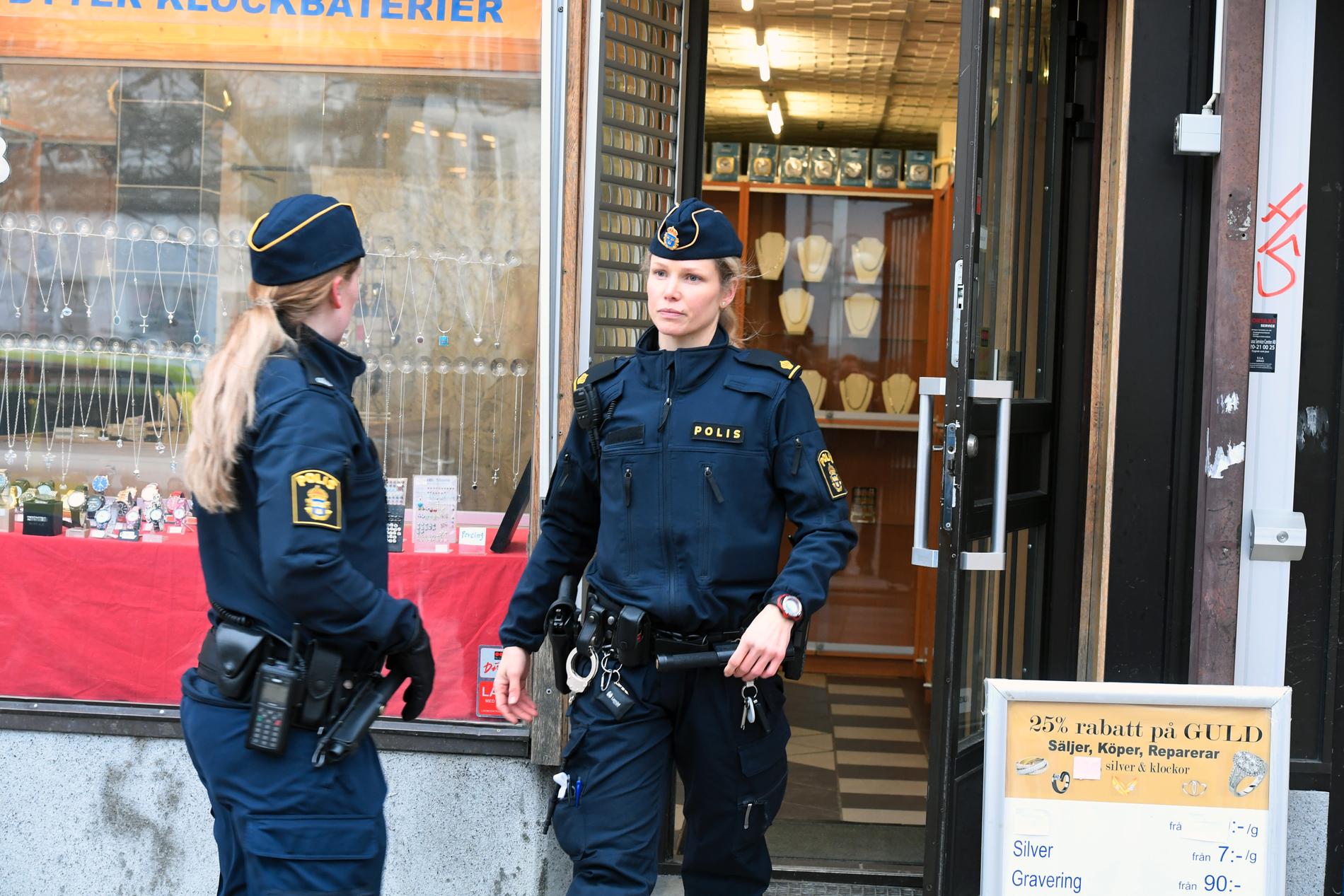 Polisen eftersöker flera gärningspersoner som slog till mot en guldbutik i Bagarmossen, södra Stockholm