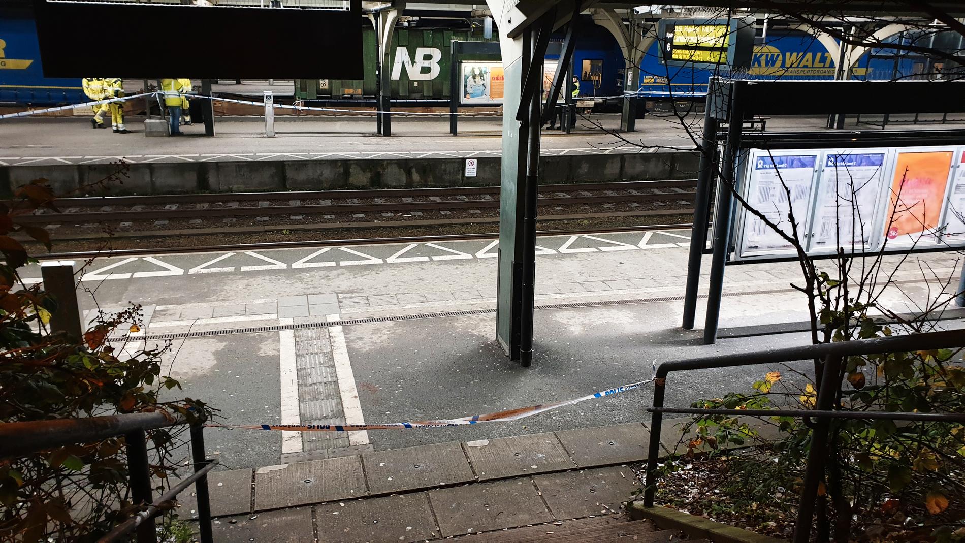 En kvinna har blivit påkörd av ett tåg på Lunds centralstation. En man greps på platsen och misstänks ha knuffat ner henne på spåret.