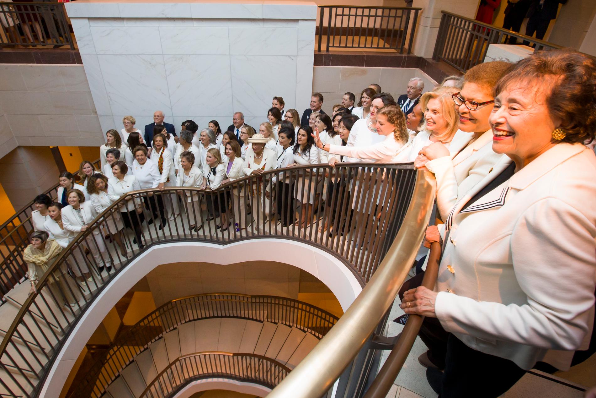 Vitklädda, kvinnliga kongressledamöter poserar för ett foto strax före president Donald Trumps State of the union-tal.