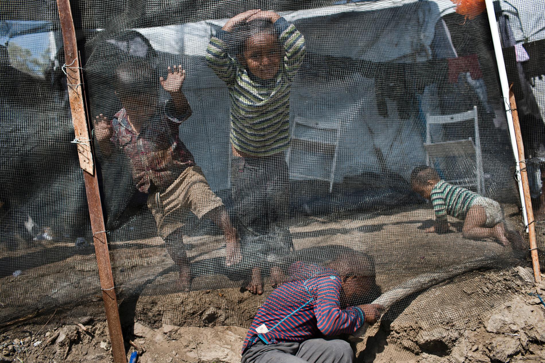 Syriska barn leker i flyktinglägret i Moria på ön Lesbos. Arkivbild.
