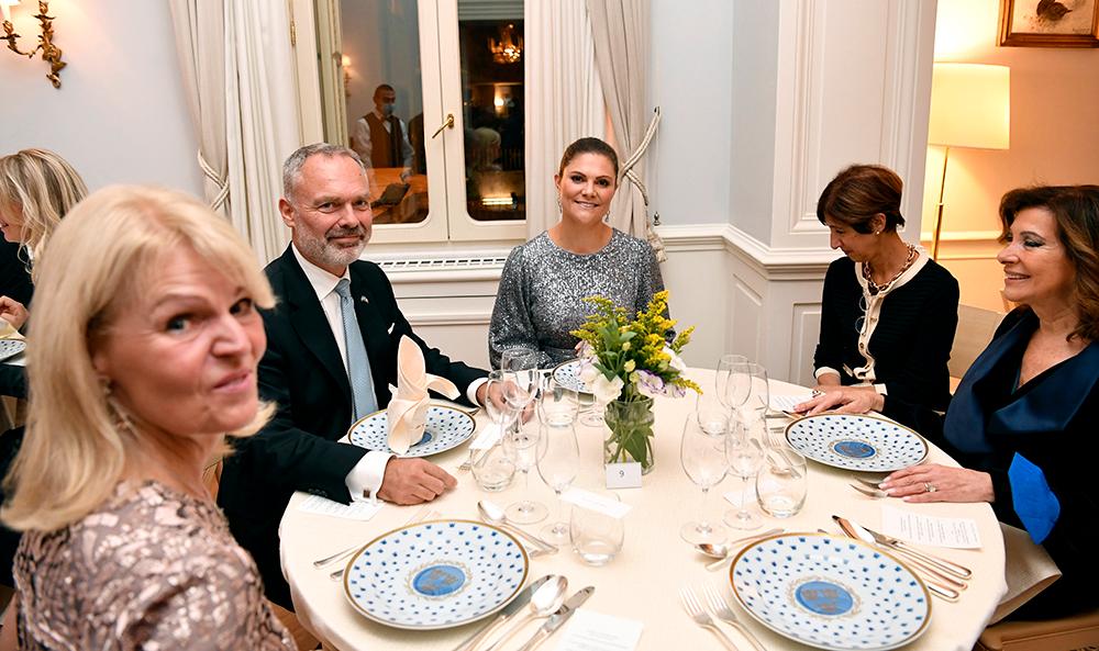 Kronprinsessan Victoria på middag på det svenska residenset i Rom. Jan Björklund till vänster om henne är Sveriges ambassadör i Italien. 