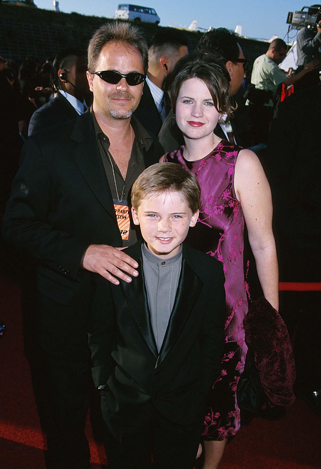 Jake Lloyd med sina föräldrar 1999.