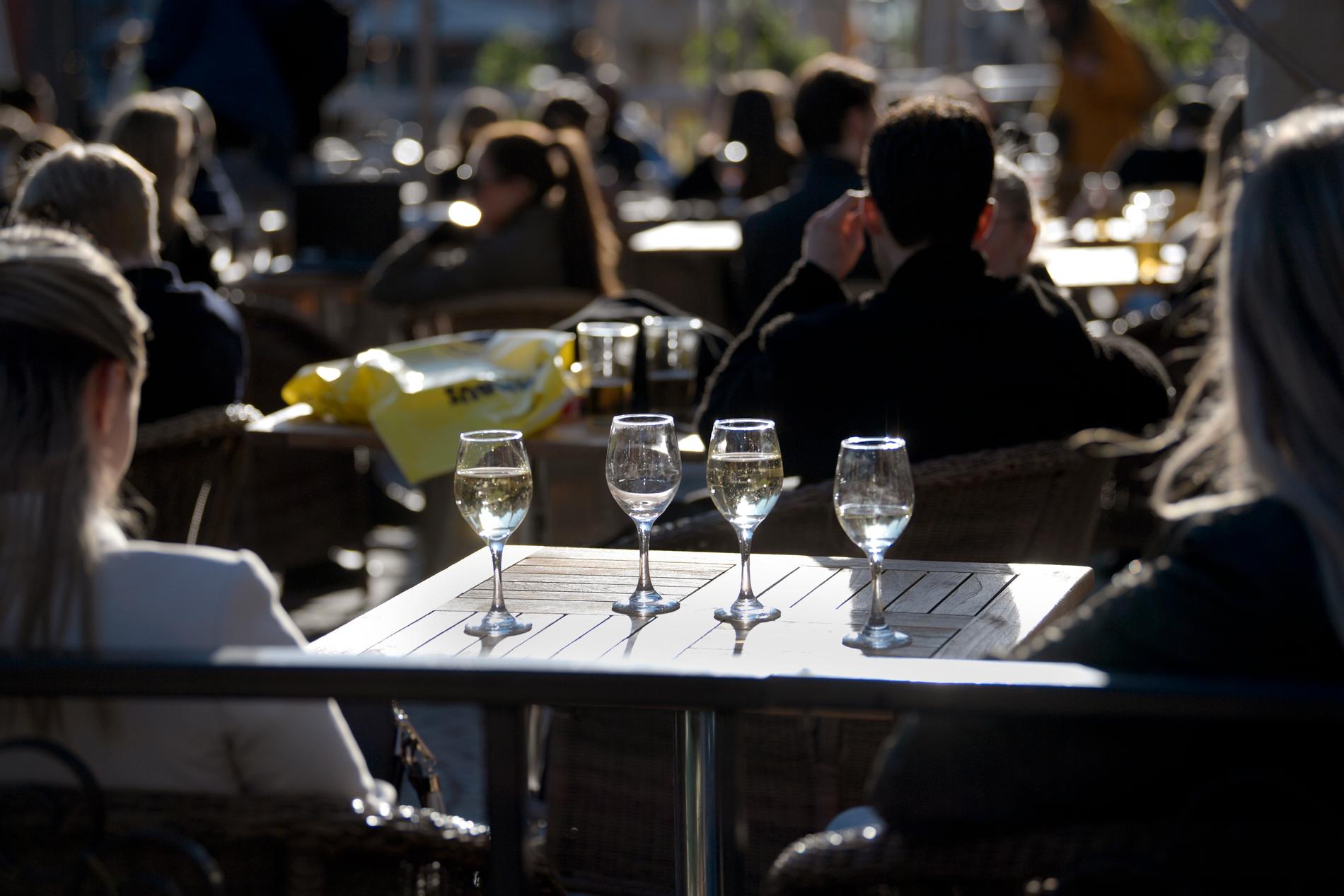 Trängsel på uteserveringar kan leda till att restauranger och barer tvingas stänga. Bilden är tagen på Medborgarplatsen i Stockholm den 26 mars. Arkivbild.