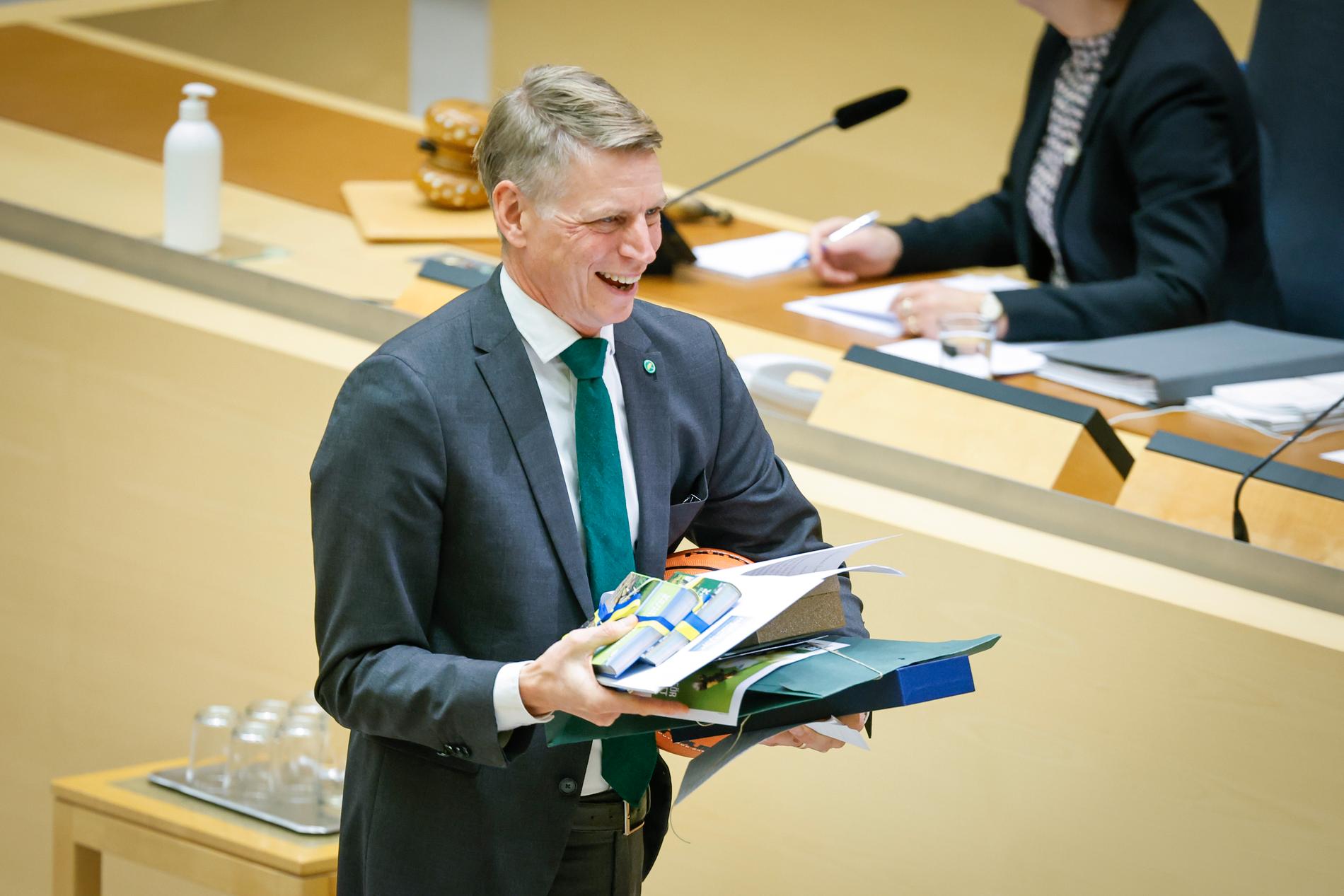 Bolund lämnar riksdagens talarstol – för sista gången. 