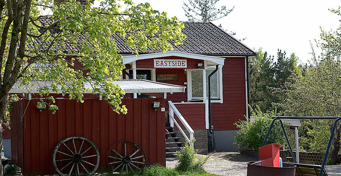 Grannar till Hells angels i Saltsjö-Boo är oroliga att mc-gängets hus ska bli boende för flyktingbarn.