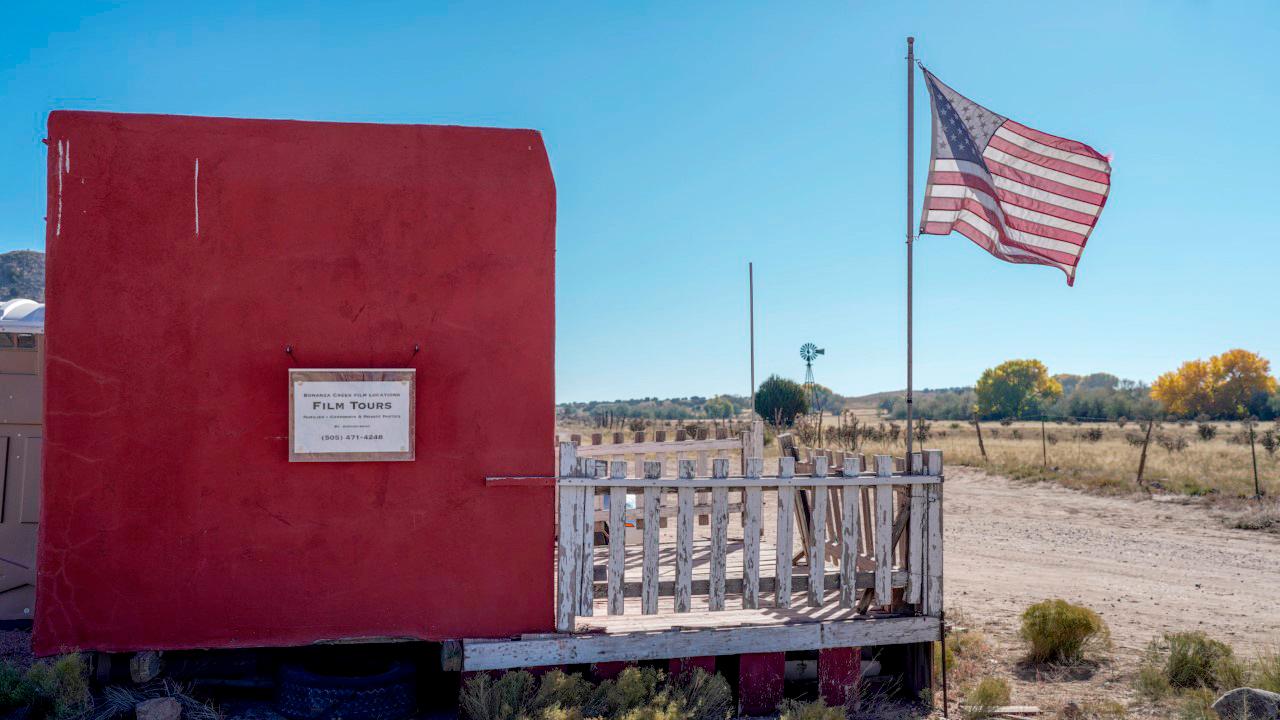 Ingången till Bonanza Creek Ranch utanför Santa Fe – dagen efter dödsolyckan.