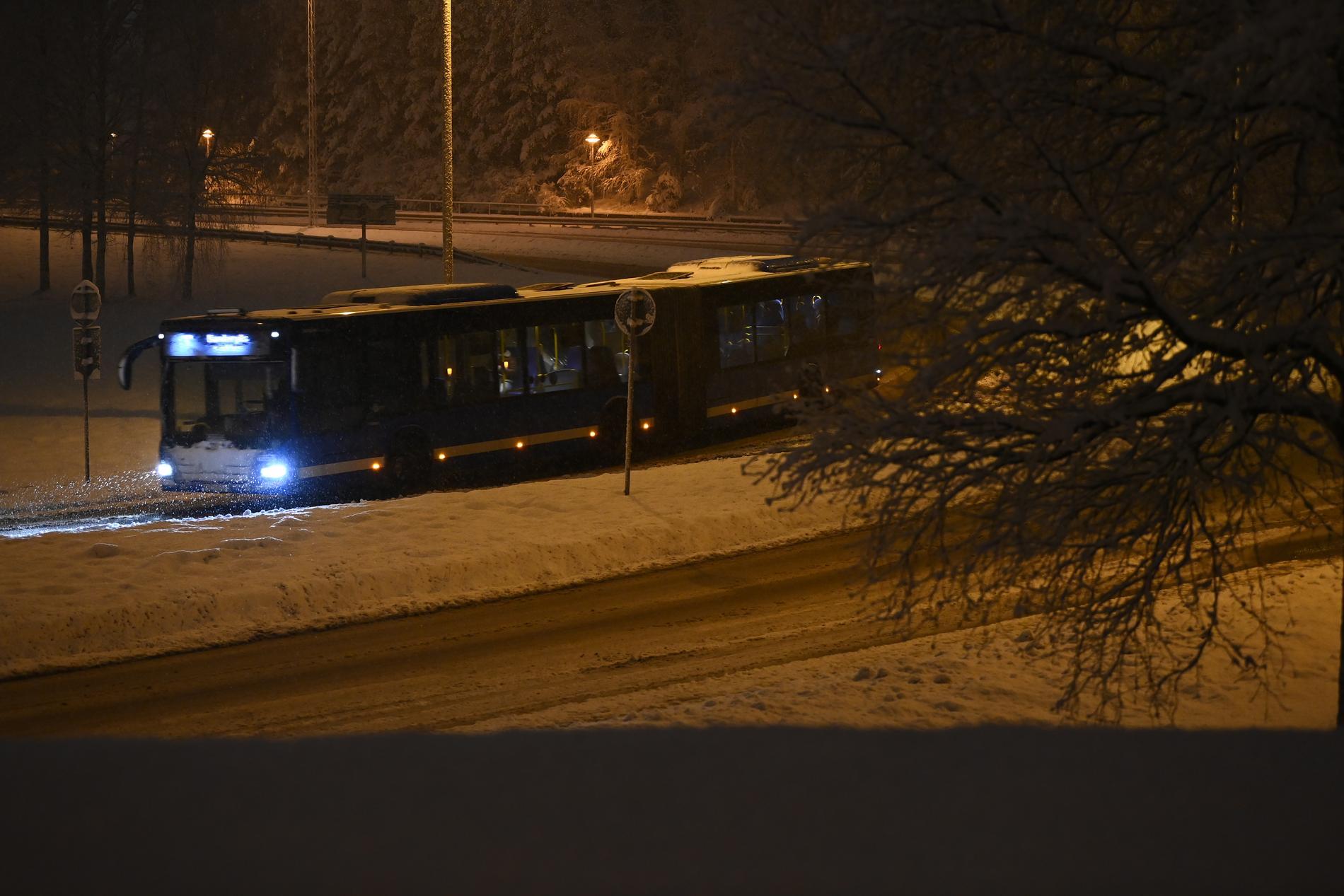 Bussar och tåg ställs in, människor i Stockholm uppmanas att jobba hemma under måndagen.