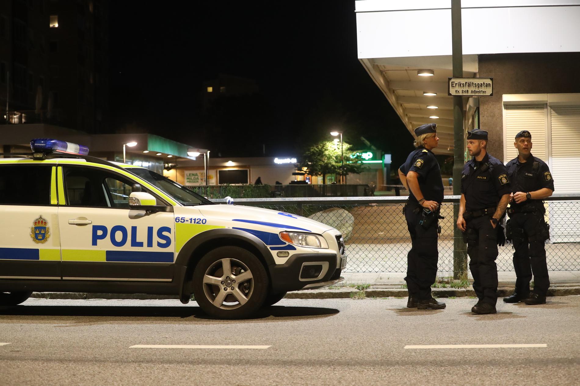 En man har skottskadats vid Nydalatorget i Malmö.