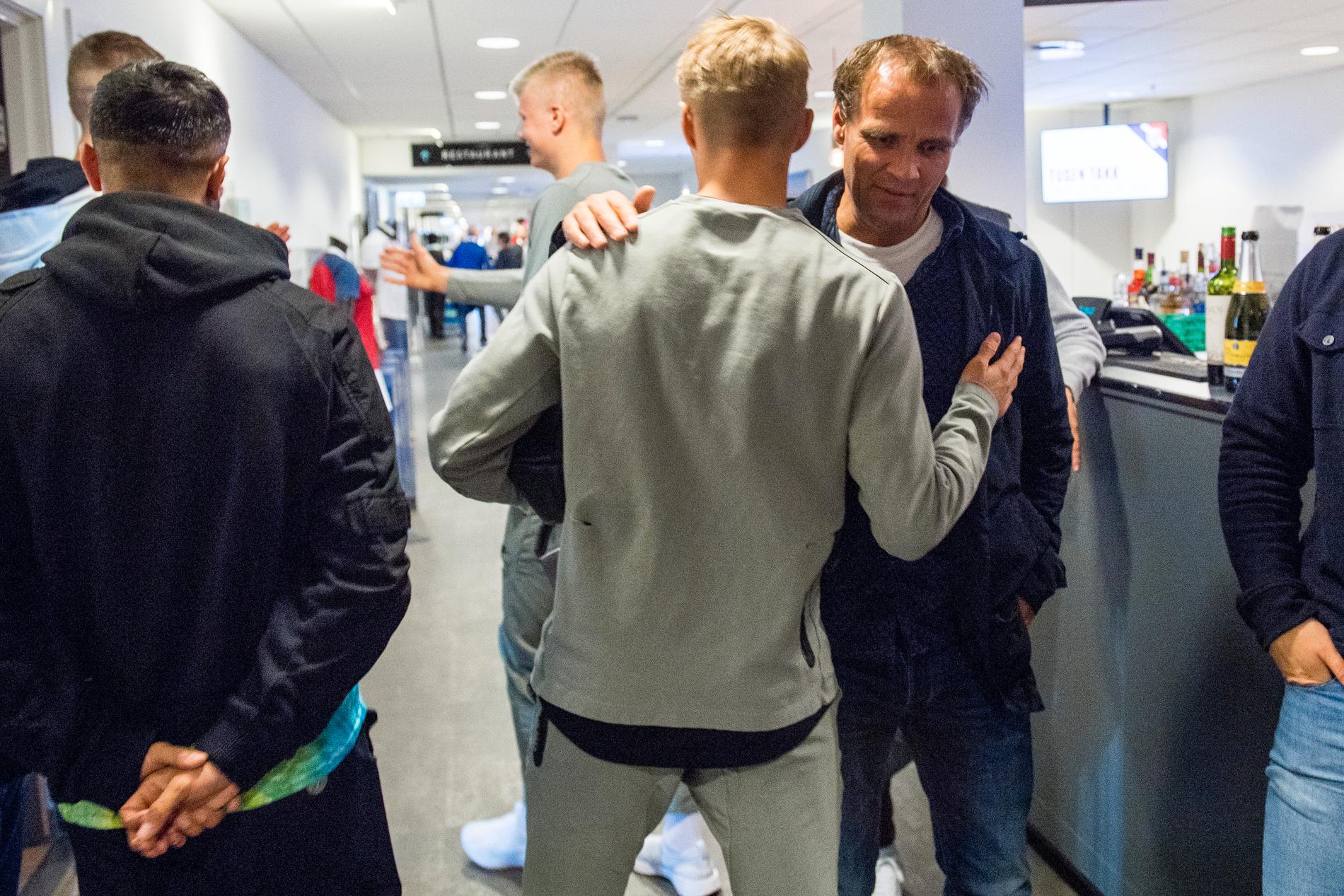 Hans Erik Ödegaard kramar om sonen efter förra veckans EM-kval.