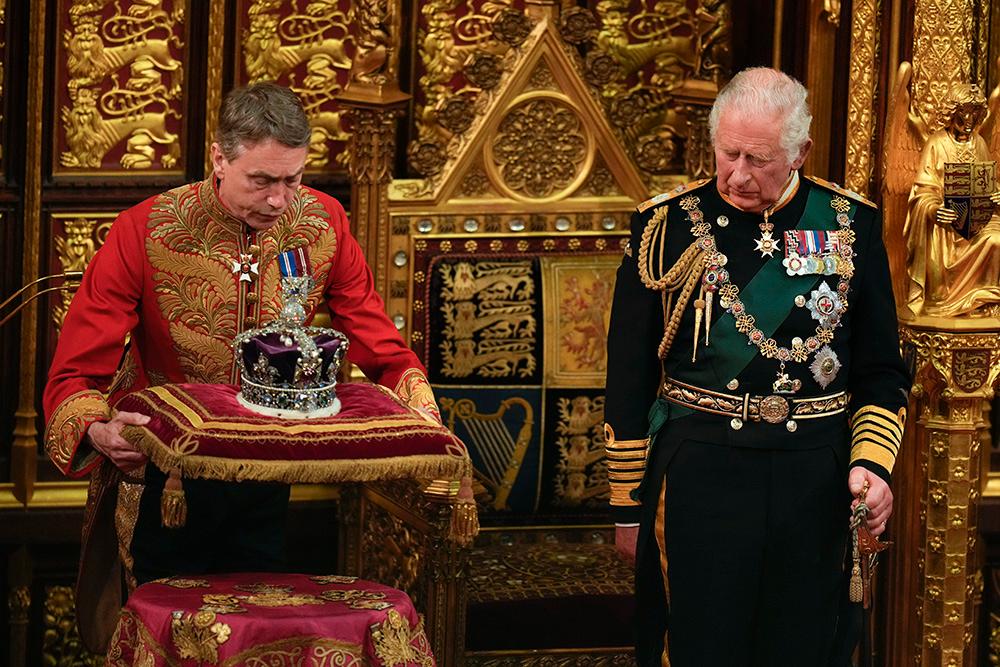 Imperial State Crown placerades på en kudde bredvid prinsen. Den pampiga kronan fick representera drottning Elizabeth. 