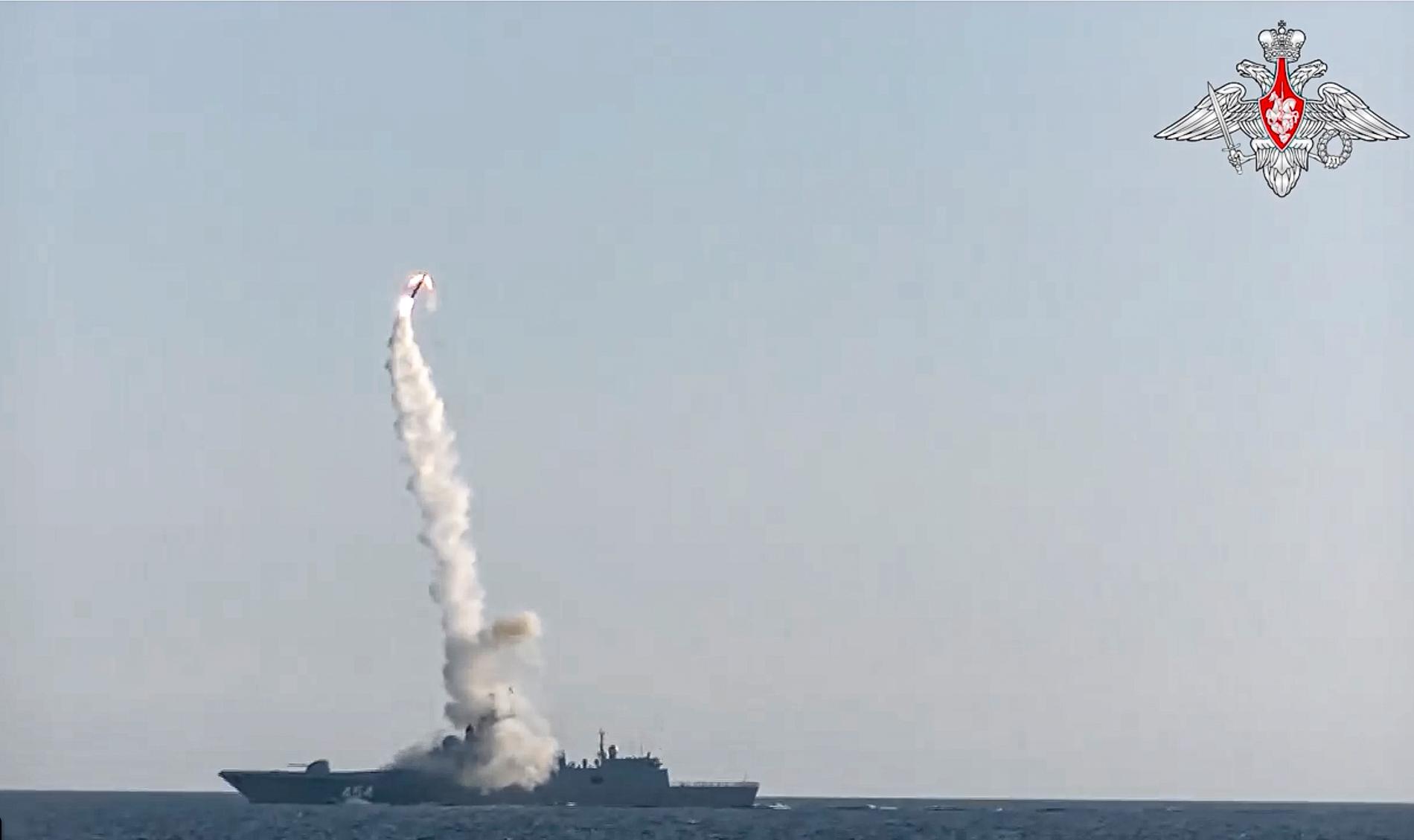 Här avfyras nya ”Zircon” hypersoniska kryssningsmissilen från ryska fregatten Amiral Gorshkov i Vita havet. Fotot släpptes av det ryska försvarsministeriet i samband med lanseringen i somras. 