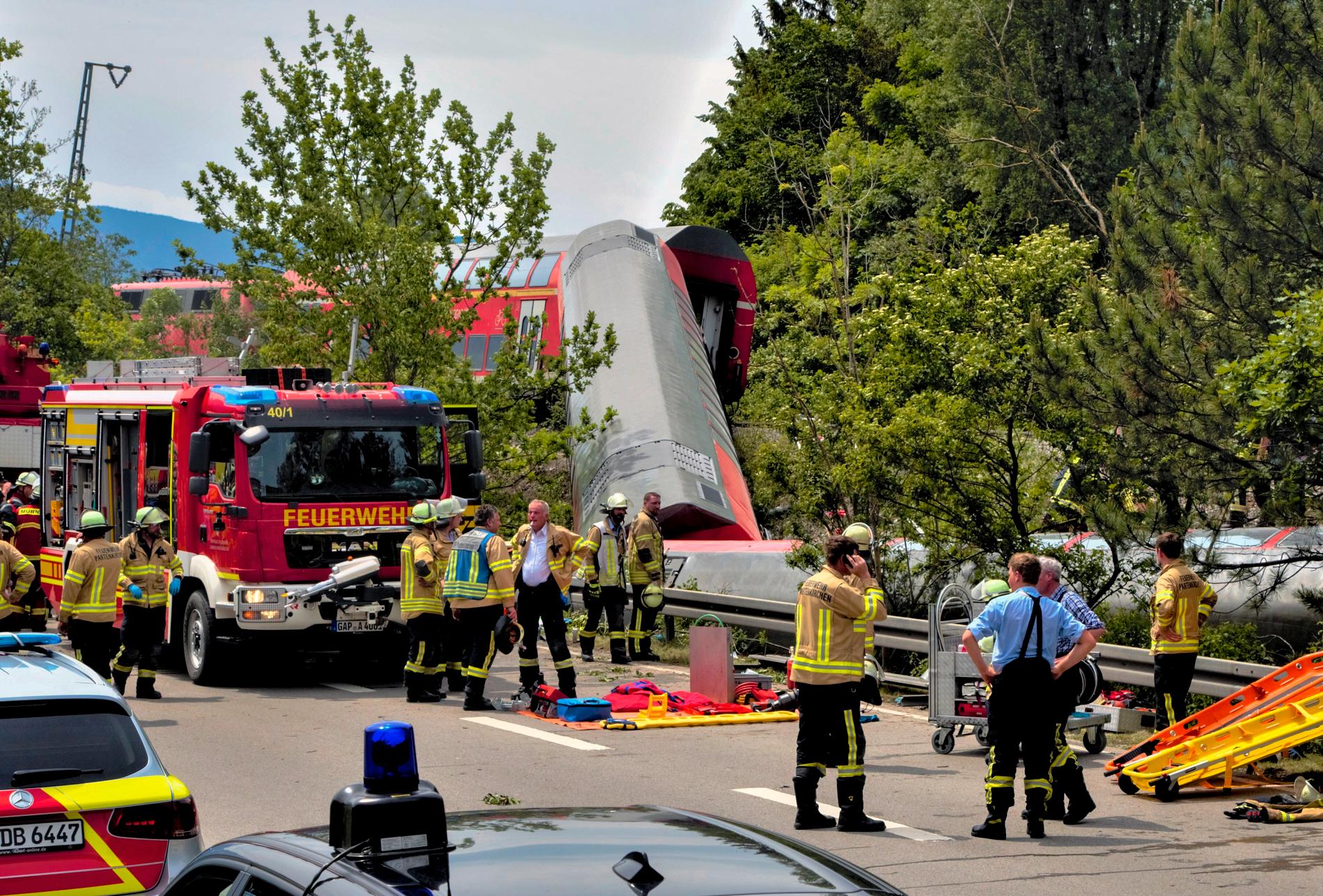 En stor insats med brandmän och polis sam räddningshelikoptrar från närliggande Tyrolen i Österrike deltar i räddningsarbetet.