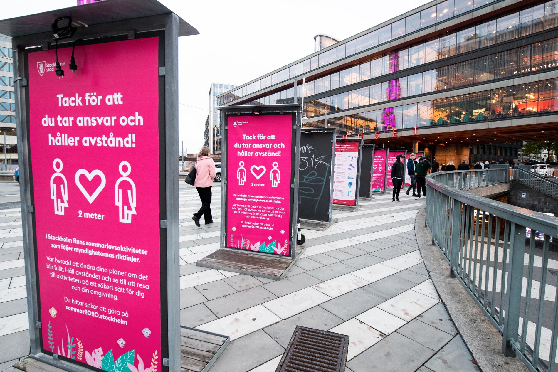 Skyltar om att hålla avstånd i centrala Stockholm hösten 2020. Arkivbild.