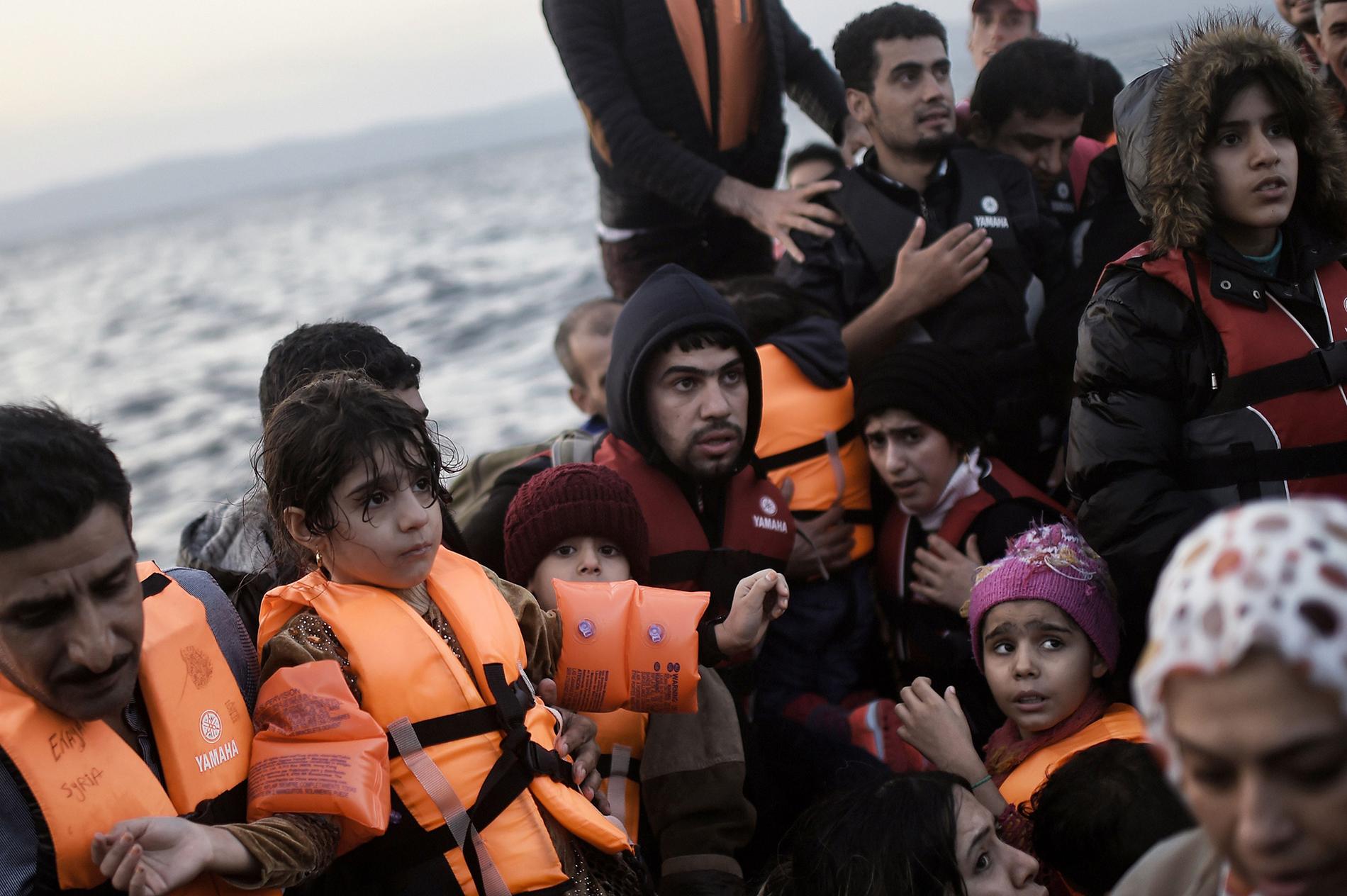 Tusentals flyktingar anländer via båt till de grekiska öarna varje dag. Den här båten kom över Egeiska havet till Lesbos 8 oktober.