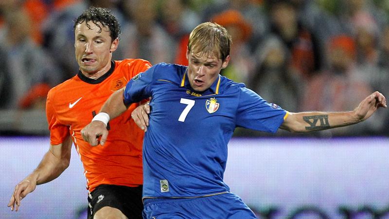 Hollands Mark van Bommel kämpar om bollen med Moldaviens Stanislav Ivanov.