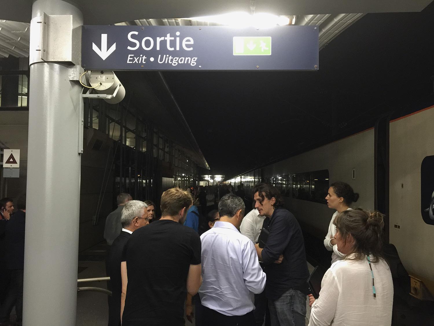 Fyra tåg på den franska sidan och ett i Storbritannien hindrades från att köra in i tunneln på tisdagskvällen