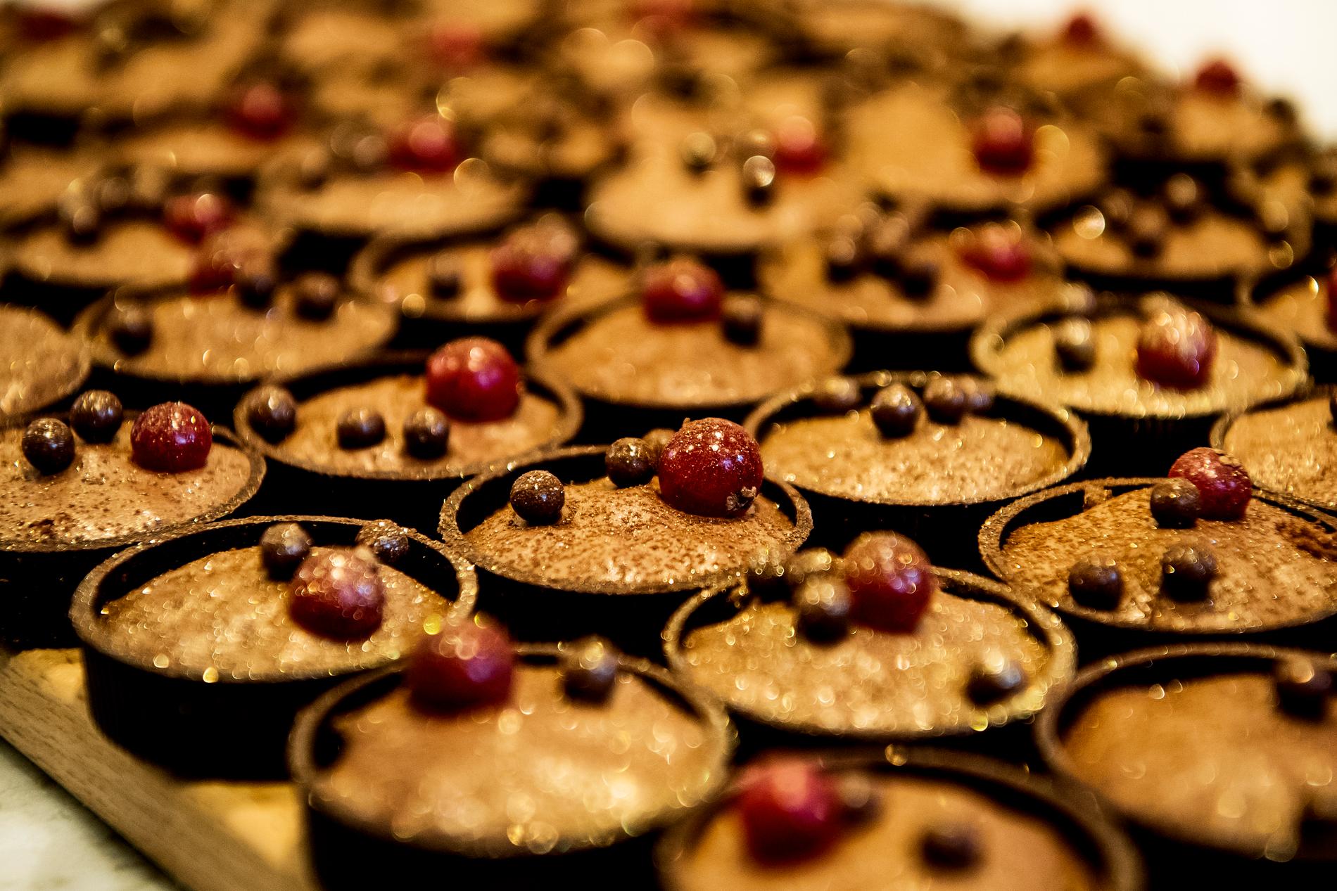 Chokladbitar sprayade med äkta guld är en av delikatesserna som säljs i den nyrenoverade hallen. 