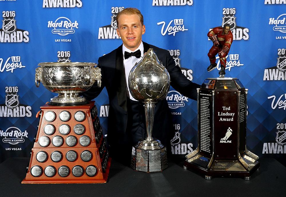Galans kung: Patrick Kane med Hart Trophy, Ted Lindsay Award och Art Ross Trophy.