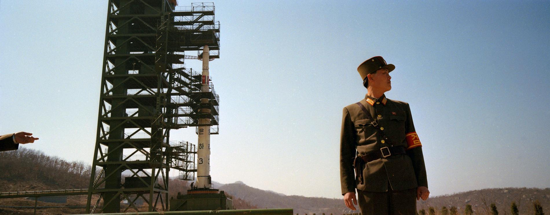 En nordkoreansk soldat vaktar robotbasen Tongchang-ri. Arkivbild.