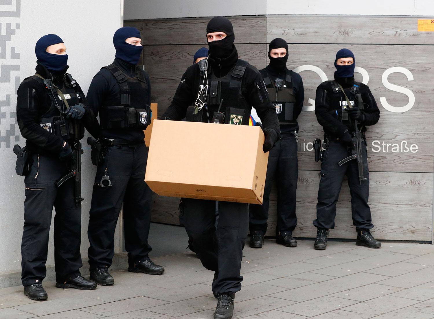 Över 450 poliser deltog i gryningsräden mot terrormisstänkt i Berlin.